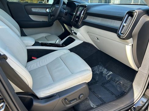 Used 2023 Volvo XC40 B5 Plus image 27