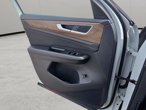 Used 2025 Volkswagen Atlas SE image 23