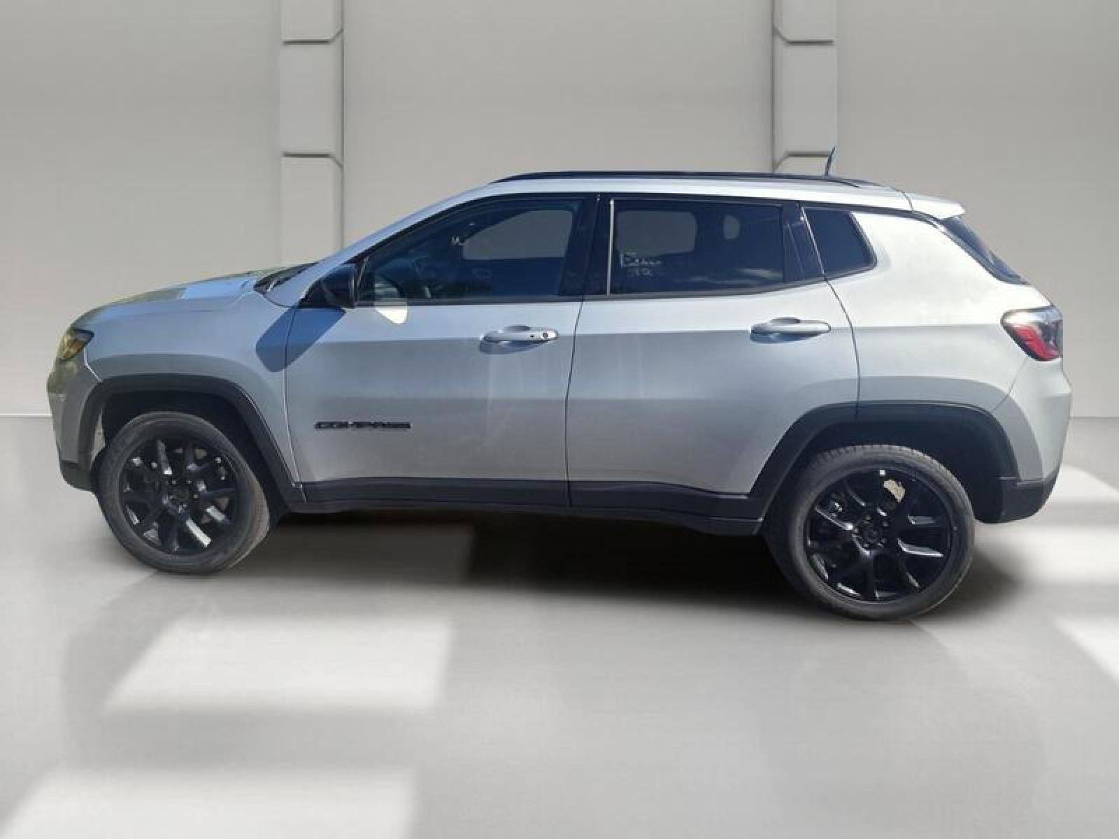 Used 2025 Jeep Compass Latitude w/ Altitude Special Edition AWD/4WD image 4