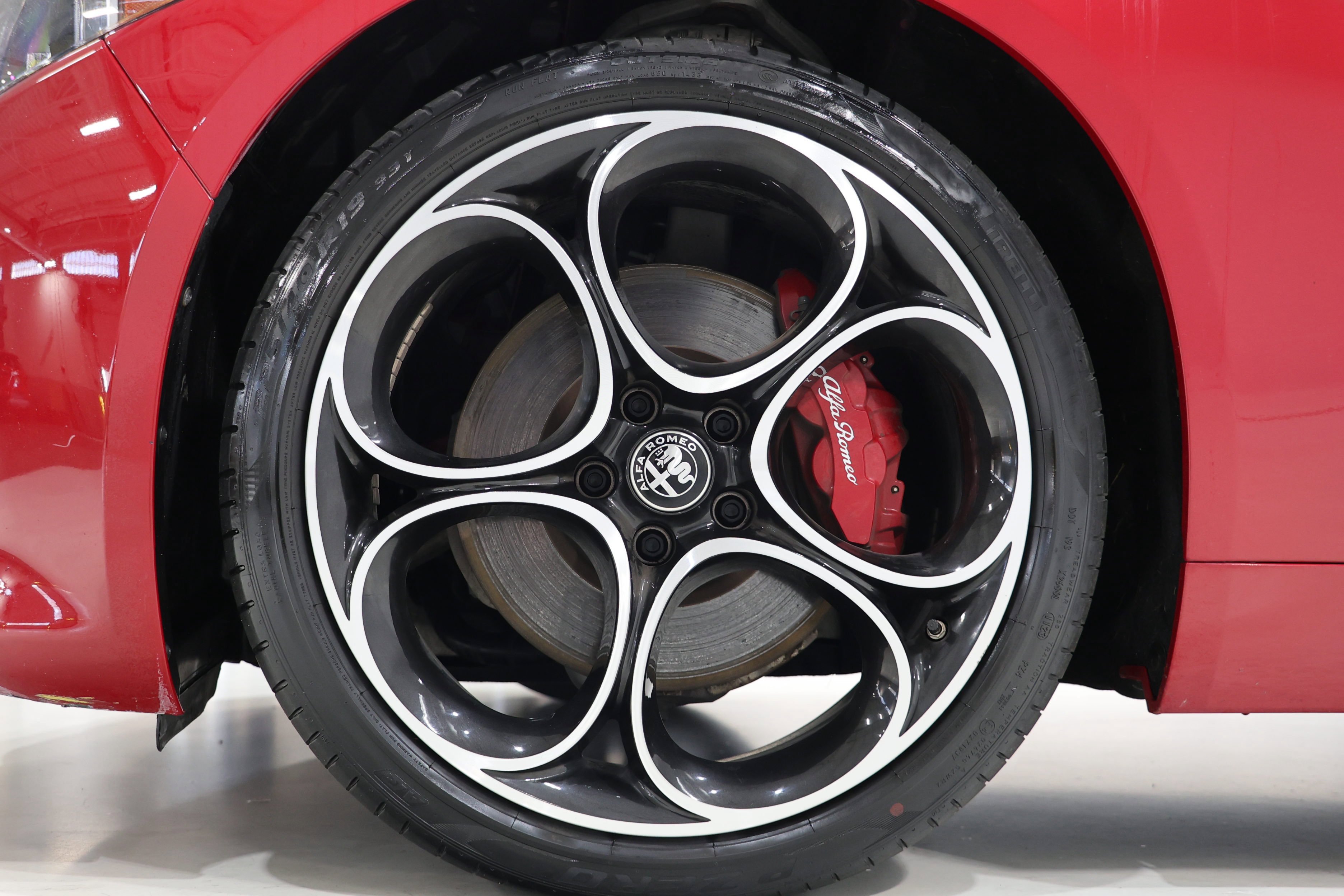 Certified 2024 Alfa Romeo Giulia Veloce AWD/4WD image 9