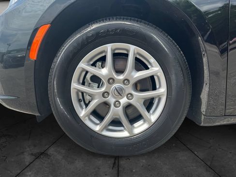 Used 2025 Chrysler Pacifica Select FWD image 14
