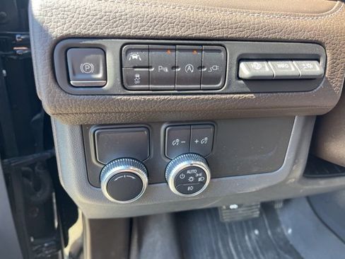 Used 2021 GMC Yukon XL Denali w/ Denali Premium Package image 15