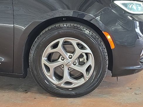 Used 2023 Chrysler Pacifica Limited image 7