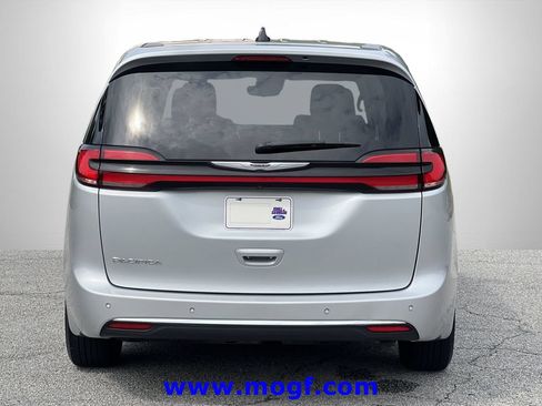 Used 2024 Chrysler Pacifica Touring-L FWD image 25
