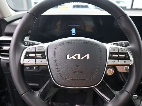 Used 2025 Kia Telluride S FWD image 16