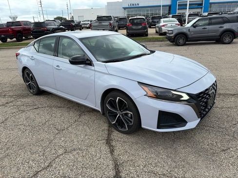 Used 2024 Nissan Altima 2.5 SR w/ SR Premium Package FWD image 2