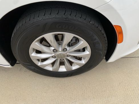 Used 2017 Chrysler Pacifica Touring-L image 2