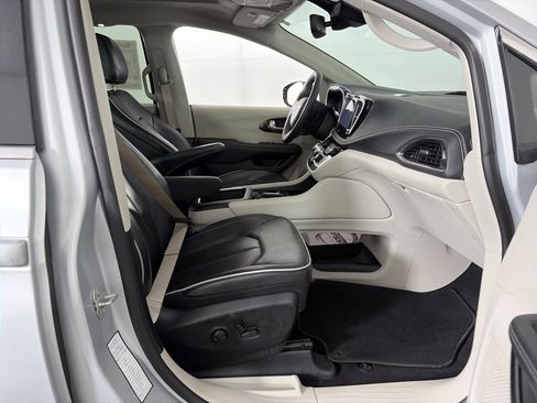 Used 2024 Chrysler Pacifica Limited image 45