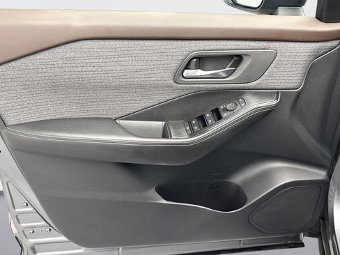 Used 2023 Nissan Rogue SV image 9