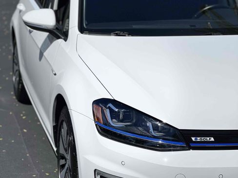 Used 2015 Volkswagen e-Golf SEL Premium image 32