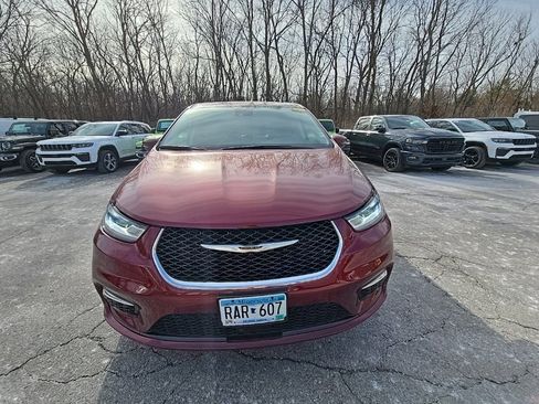 Used 2023 Chrysler Pacifica Touring-L image 12