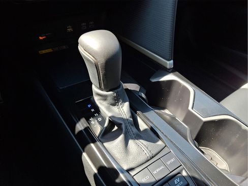 Used 2025 Toyota Camry SE w/ Convenience Package FWD image 13