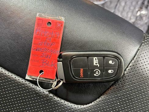 Used 2019 Jeep Cherokee Trailhawk AWD/4WD image 31