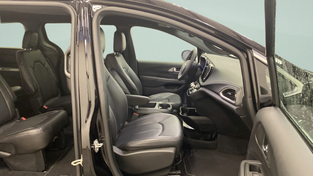 Used 2025 Chrysler Pacifica Select FWD image 30