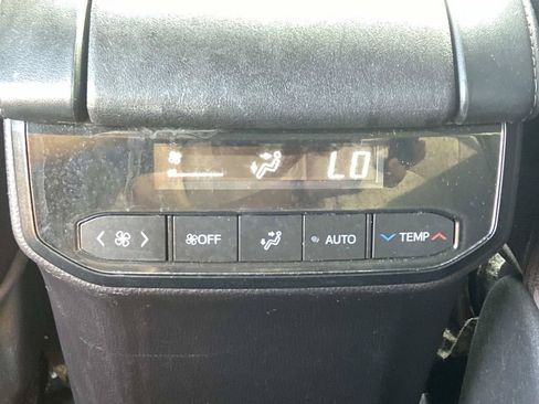 Used 2023 Toyota Highlander LE FWD image 19