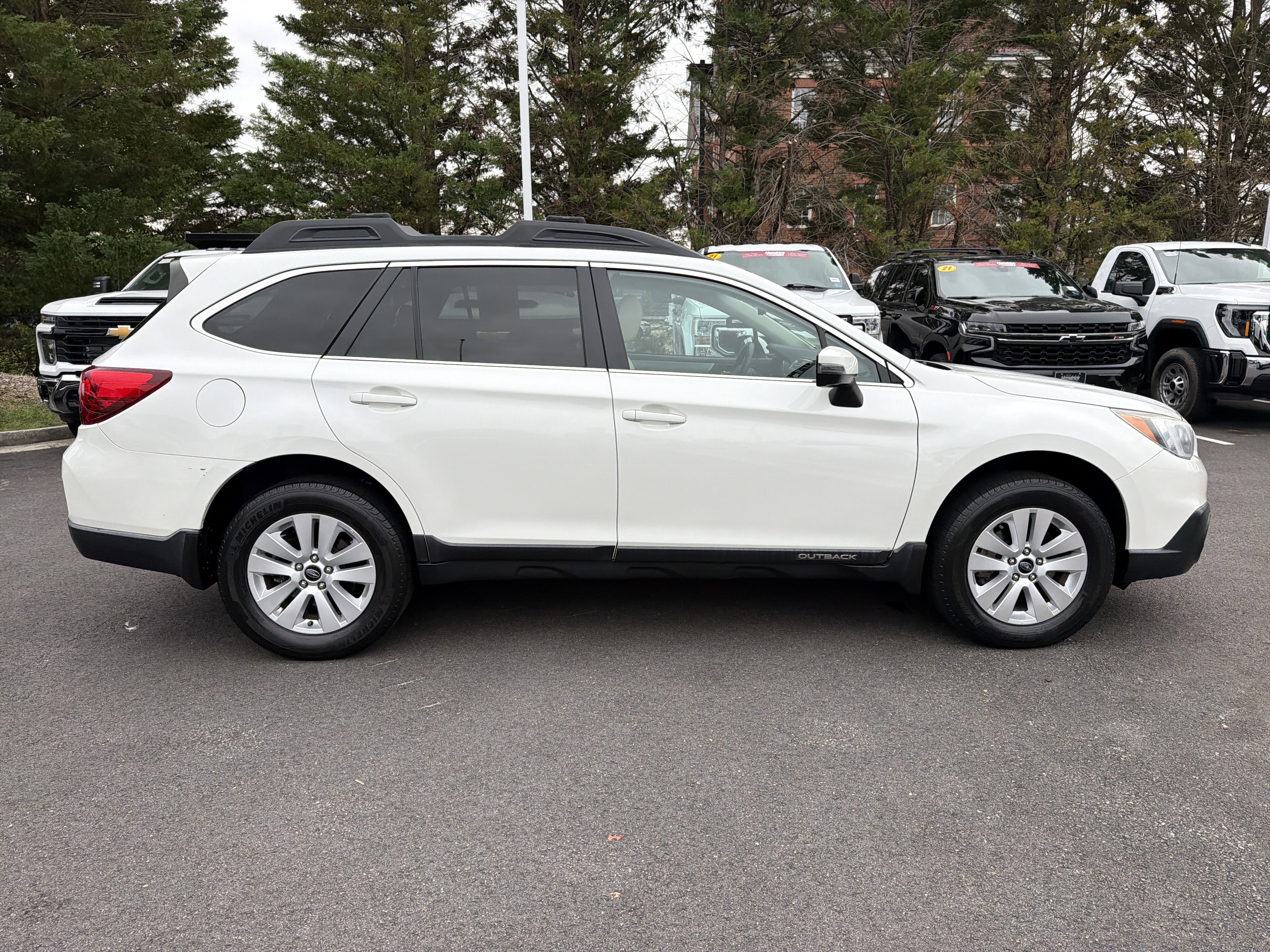 Used 2017 Subaru Outback 2.5i Premium AWD/4WD image 11