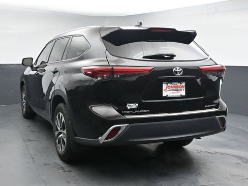 Used 2021 Toyota Highlander XLE AWD/4WD image 6