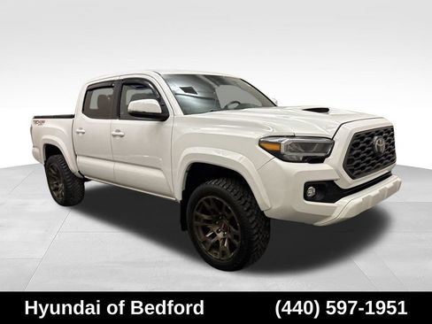 Used 2020 Toyota Tacoma TRD Sport w/ TRD Premium Sport Package AWD/4WD image 3