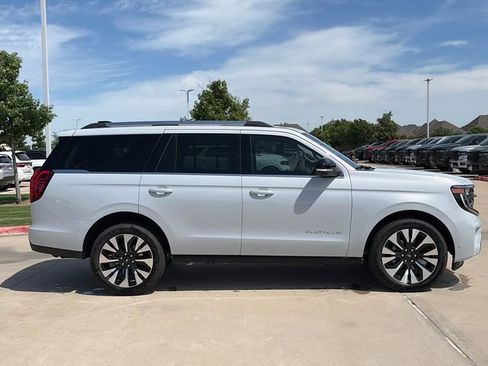 Used 2025 Ford Expedition Platinum w/ Driver's Package AWD/4WD image 10