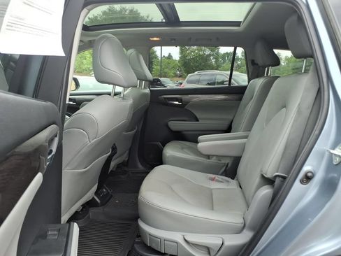 Used 2022 Toyota Highlander Platinum FWD image 11