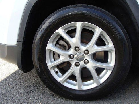 Used 2017 Jeep Cherokee Sport FWD image 27