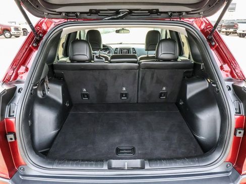 Used 2019 Jeep Cherokee Latitude Plus AWD/4WD image 13