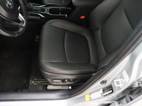 Used 2023 Toyota Corolla Cross XLE w/ Convenience Package FWD image 15
