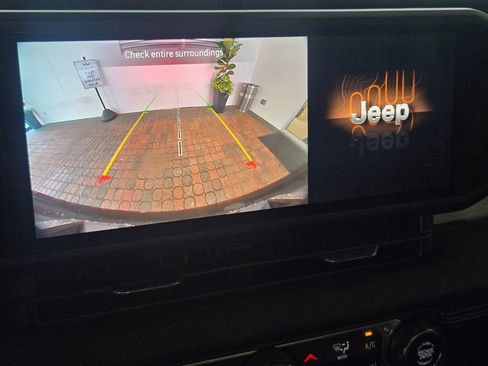 Used 2025 Jeep Wrangler Sahara image 22