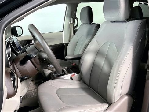 Used 2017 Chrysler Pacifica Touring Plus FWD image 29