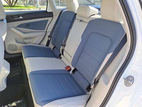 Certified 2025 Volkswagen Jetta SE w/ Sunroof Package image 13