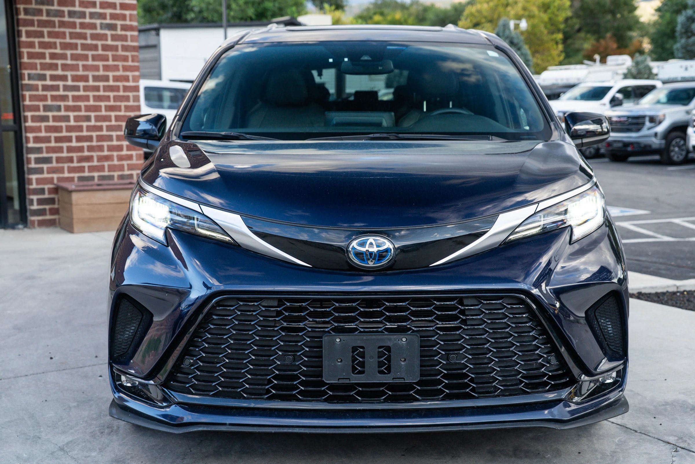 Used 2021 Toyota Sienna XSE AWD/4WD image 2