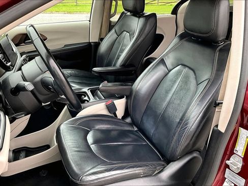 Used 2017 Chrysler Pacifica Touring-L w/ Tire & Wheel Group FWD image 22