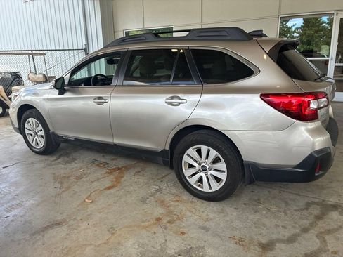 Used 2019 Subaru Outback 2.5i Premium w/ Popular Package #2 AWD/4WD image 2