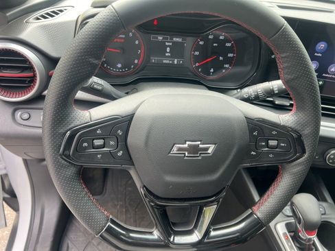 Used 2025 Chevrolet Trax RS w/ Sunroof Package image 21