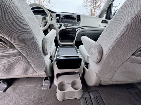 Used 2014 Toyota Sienna LE image 17