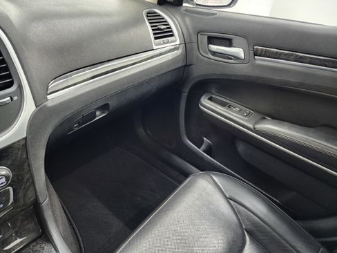 Used 2019 Chrysler 300 Limited image 12