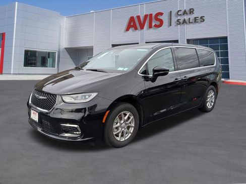 Used 2025 Chrysler Pacifica Select image 1