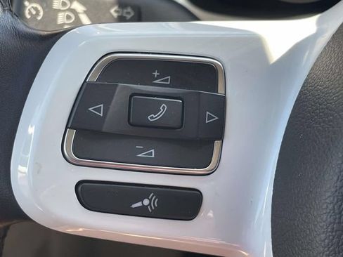Used 2018 Volkswagen Beetle 2.0T SE w/ SE Premium Package FWD image 18