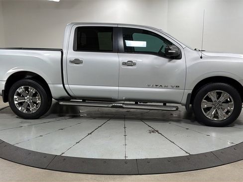 Used 2018 Nissan Titan SV w/ SV Convenience Package image 6