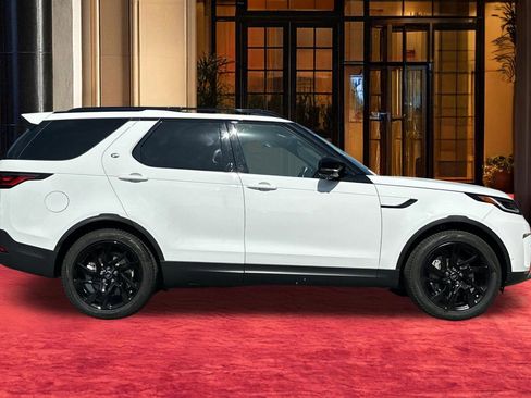 Certified 2025 Land Rover Discovery S image 7