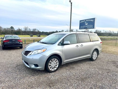 Used 2011 Toyota Sienna LE image 2