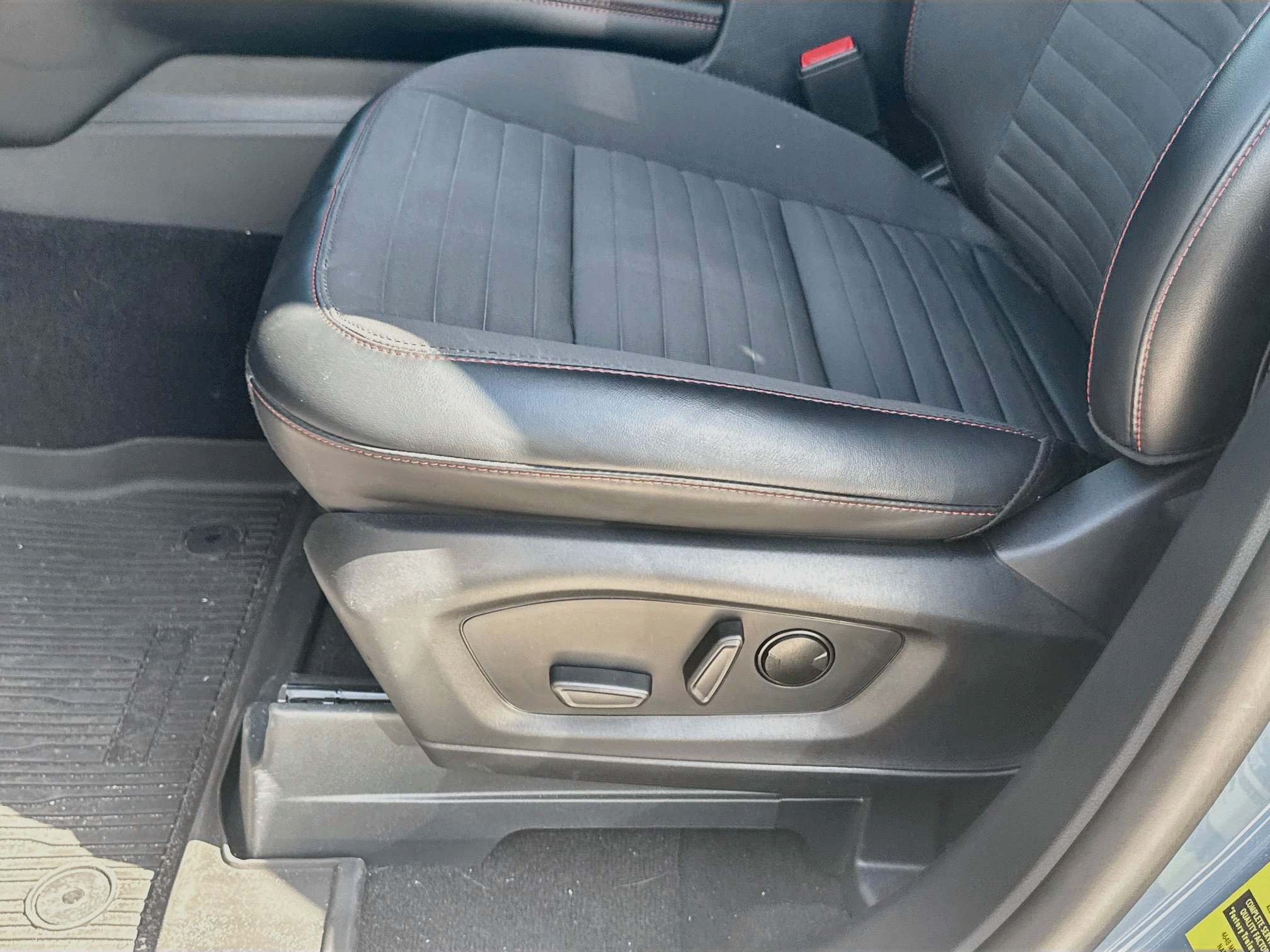 Used 2025 Ford Explorer ST-Line RWD image 18
