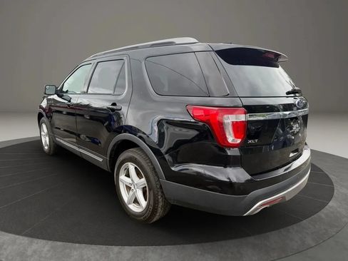 Used 2017 Ford Explorer XLT w/ Equipment Group 202A AWD/4WD image 7
