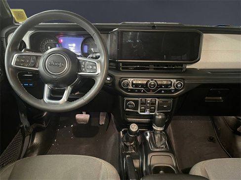 Used 2024 Jeep Wrangler Unlimited Sahara image 10