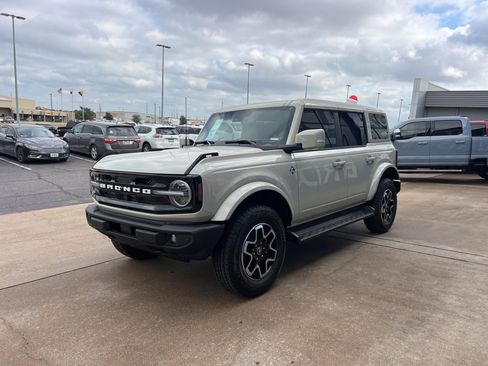 New 2025 Ford Bronco Outer Banks image 3