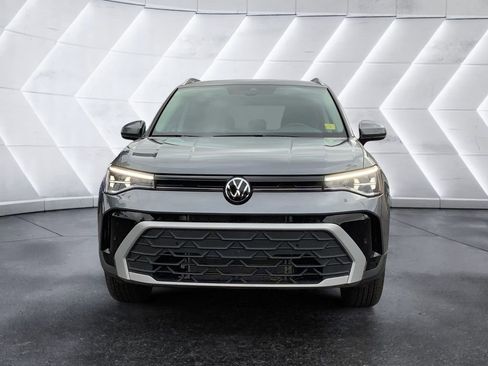 Used 2025 Volkswagen Taos SE AWD/4WD image 2