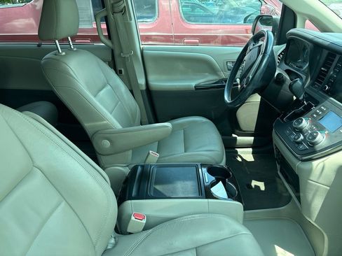 Used 2019 Toyota Sienna XLE Premium FWD image 4