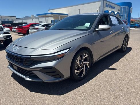 Used 2025 Hyundai Elantra SEL FWD image 1