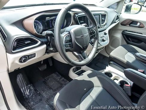 Used 2022 Chrysler Voyager LX FWD image 11