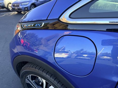 Used 2019 Chevrolet Bolt Premier w/ Infotainment Package image 10